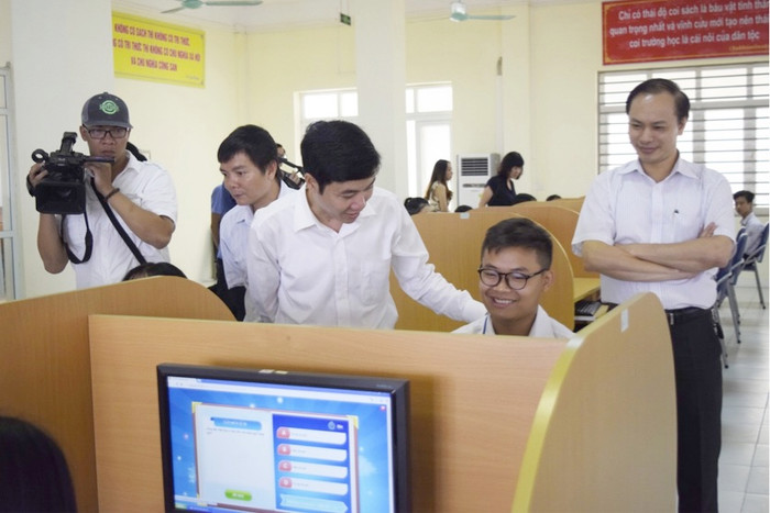 Các đại biểu tham quan các em học sinh tham gia cuộc thi. Các đại biểu tham quan các em học sinh tham gia cuộc thi.