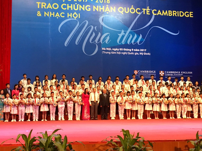 Học bổng và giấy chứng nhận là phần thưởng xứng đáng cho những nỗ lực không ngừng của các em học sinh, đồng thời là nguồn động lực để các em tiếp tục phấn đấu. Học bổng và giấy chứng nhận là phần thưởng xứng đáng cho những nỗ lực không ngừng của các em học sinh, đồng thời là nguồn động lực để các em tiếp tục phấn đấu.