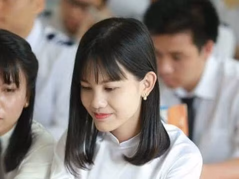 Lê Hồng Nga đạt 3 điểm 10 tuyệt đối các môn Toán, Hoá học, Sinh học trong kỳ thi quốc gia 2017. (Ảnh nhân vật cung cấp)