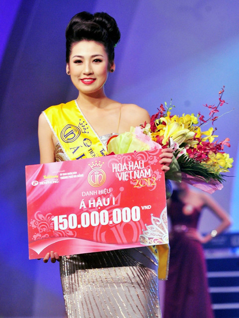 Dương Tú Anh sinh năm 1993. Khi đoạt ngôi Á hậu 1 Hoa hậu Việt Nam hồi tháng 9, cô đang là sinh viên năm thứ nhất Học viên Báo chí Tuyên truyền. Ngay trong đêm đăng quang, việc chọn đầu tóc, trang phục và trang điểm của Tú Anh đã khiến cô nữ sinh 9X trông già dặn hơn tuổi 19. Trong những lần xuất hiện tại các sự kiện sau đó, cô cũng gây bất ngờ với vẻ ngoài khá chững chạc. Theo VnExpress, dưới đây là một số lỗi khiến người đẹp đánh mất vẻ trẻ trung, xì tin. Dương Tú Anh sinh năm 1993. Khi đoạt ngôi Á hậu 1 Hoa hậu Việt Nam hồi tháng 9, cô đang là sinh viên năm thứ nhất Học viên Báo chí Tuyên truyền. Ngay trong đêm đăng quang, việc chọn đầu tóc, trang phục và trang điểm của Tú Anh đã khiến cô nữ sinh 9X trông già dặn hơn tuổi 19. Trong những lần xuất hiện tại các sự kiện sau đó, cô cũng gây bất ngờ với vẻ ngoài khá chững chạc. Theo VnExpress, dưới đây là một số lỗi khiến người đẹp đánh mất vẻ trẻ trung, xì tin.