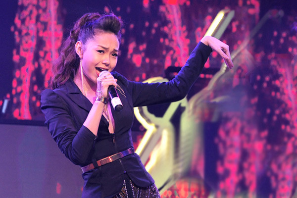 Minh Hằng dùng vest khoe ngực nhưng không quên kéo khuy séc lên cao để tránh lộ liễu