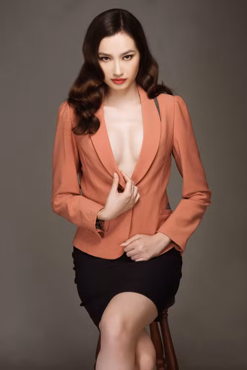 Khoảng hở áo vest vừa đủ khiến Trúc Diễm cực kỳ gợi cảm