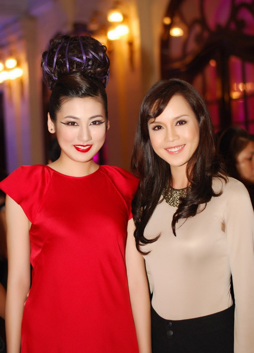 Vì vậy, khi đứng cạnh Á hậu Ngọc Oanh, khó mà nhận ra Tú Anh kém đàn chị đến 13 tuổi. Ngọc Oanh sinh năm 1980 và giành ngôi Á hậu năm 2000. Vì vậy, khi đứng cạnh Á hậu Ngọc Oanh, khó mà nhận ra Tú Anh kém đàn chị đến 13 tuổi. Ngọc Oanh sinh năm 1980 và giành ngôi Á hậu năm 2000.