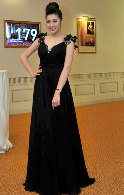 Lỗi trang phục Tú Anh sở hữu thân hình khá đầy đặn nhưng cô có chiều cao lý tưởng, đôi chân dài thẳng tắp và làn da trắng mịn nên việc lựa chọn trang phục cũng không quá khó. Tuy nhiên, Á hậu thường chọn đồ đen, trang phục có màu sắc và kiểu dáng không phù hợp với độ tuổi. Lỗi trang phục Tú Anh sở hữu thân hình khá đầy đặn nhưng cô có chiều cao lý tưởng, đôi chân dài thẳng tắp và làn da trắng mịn nên việc lựa chọn trang phục cũng không quá khó. Tuy nhiên, Á hậu thường chọn đồ đen, trang phục có màu sắc và kiểu dáng không phù hợp với độ tuổi.