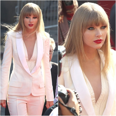 Cùng chọn cách khoe vòng 1 gợi cảm với vest nhưng có vẻ như cách làm của Taylor Swift lịch sự và đẹp mắt hơn nhiều nữ ca sĩ Lady Gaga