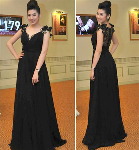 Tóc búi cao. Tóc vấn thành một búi lớn trên đỉnh đầu khiến Tú Anh trông như gái đã có chồng. Tóc búi cao. Tóc vấn thành một búi lớn trên đỉnh đầu khiến Tú Anh trông như gái đã có chồng.