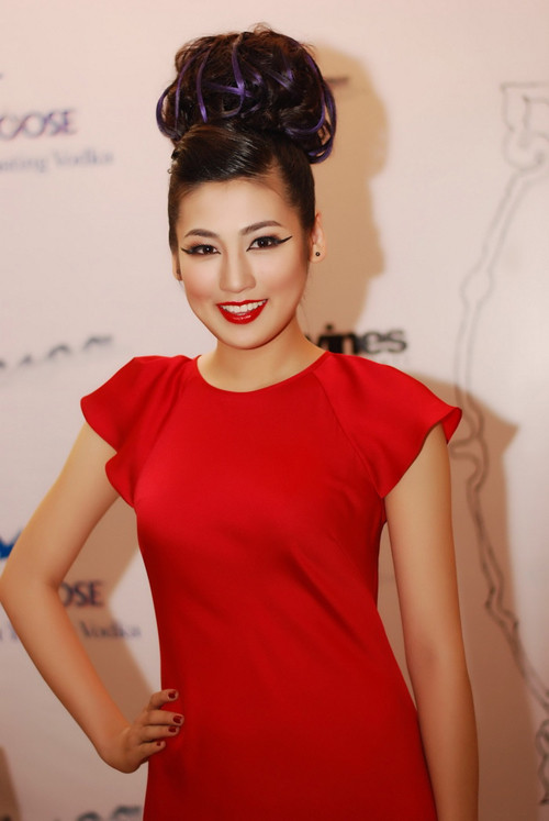 Lỗi trang điểm Tú Anh da trắng nhưng mặt hơi to nên cô chỉ thích hợp với trang điểm nhẹ. Mắt người đẹp hơi nhỏ, mí trên lại hơi sụp. Vì vậy, lỗi trang điểm sẽ xảy ra nếu cô trang điểm quá đậm hoặc nhấn quá kỹ vào đôi mắt. Lỗi trang điểm Tú Anh da trắng nhưng mặt hơi to nên cô chỉ thích hợp với trang điểm nhẹ. Mắt người đẹp hơi nhỏ, mí trên lại hơi sụp. Vì vậy, lỗi trang điểm sẽ xảy ra nếu cô trang điểm quá đậm hoặc nhấn quá kỹ vào đôi mắt.