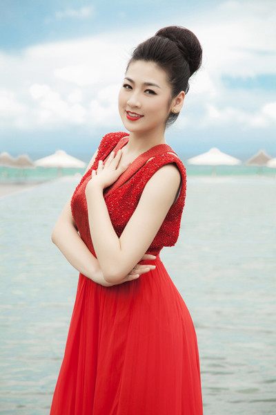 Lỗi đầu tóc Á hậu có mái tóc dày, đẹp. Nhưng cô đã không tận dụng tốt lợi thế này. Sai lầm thường gặp nhất của Tú Anh là búi tóc cao và chải mái phồng. Lỗi đầu tóc Á hậu có mái tóc dày, đẹp. Nhưng cô đã không tận dụng tốt lợi thế này. Sai lầm thường gặp nhất của Tú Anh là búi tóc cao và chải mái phồng.