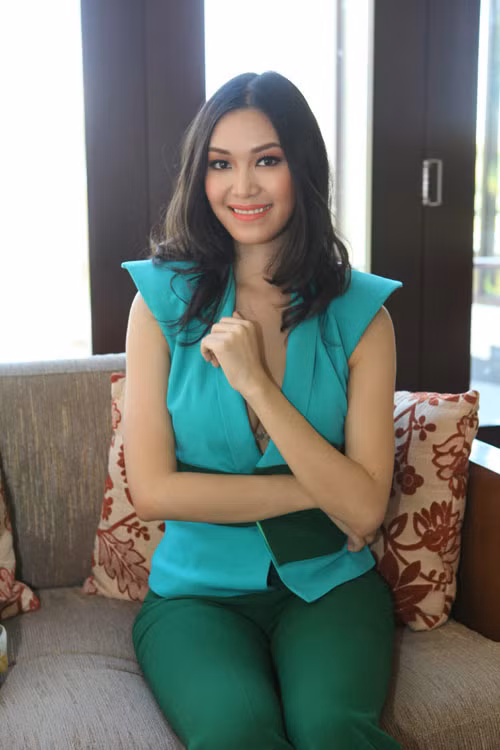 Hoa hậu Thùy Dung đã khéo léo tránh sự cố lộ ngực bằng đường nối giữa khe áo vest. Dù vậy, cô vẫn ngượng ngùng khi ống kính chĩa vào mình