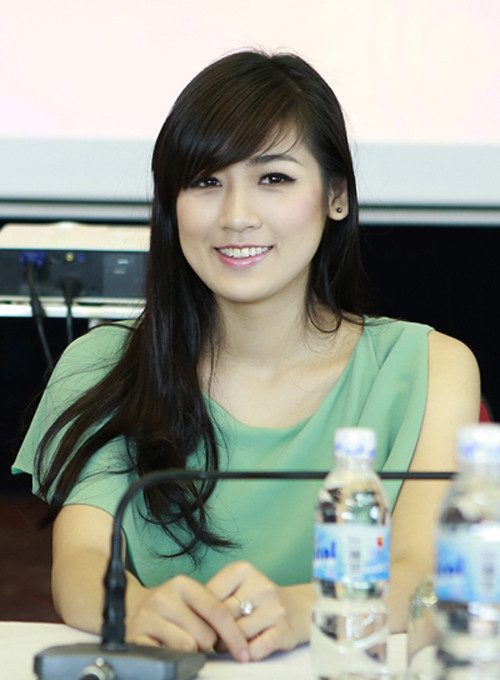 Thay vào đó, cô chỉ nên trang điểm nhẹ và tạo khối thêm cho gương mặt. Thay vào đó, cô chỉ nên trang điểm nhẹ và tạo khối thêm cho gương mặt.