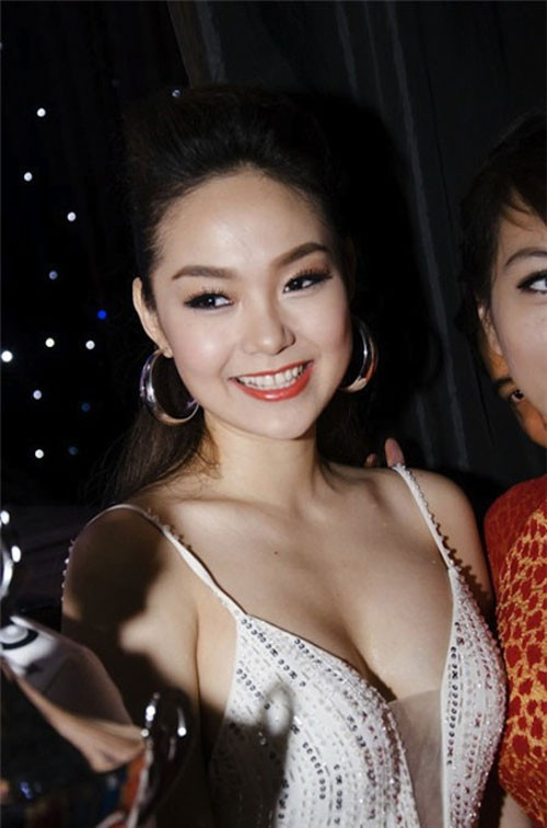 Minh Hằng thu hút giới truyền thông lẫn người hâm mộ bằng chiếc váy dây lấp lánh xẻ sâu lộ ngực đầy Minh Hằng thu hút giới truyền thông lẫn người hâm mộ bằng chiếc váy dây lấp lánh xẻ sâu lộ ngực đầy