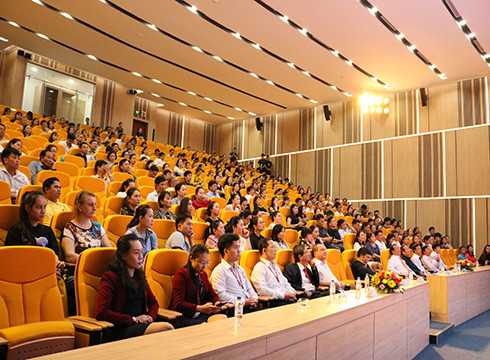 Quang cảnh của buổi lễ “Lễ tri ân – Hơn cả lời cảm ơn” tại IEC Quảng Ngãi (ảnh: NHG) Quang cảnh của buổi lễ “Lễ tri ân – Hơn cả lời cảm ơn” tại IEC Quảng Ngãi (ảnh: NHG)