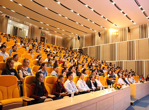 Quang cảnh của buổi lễ “Lễ tri ân – Hơn cả lời cảm ơn” tại IEC Quảng Ngãi (ảnh: NHG)