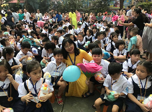 Học sinh và cô giáo trong ngày khai giảng năm học mới (ảnh minh họa: P.L) Học sinh và cô giáo trong ngày khai giảng năm học mới (ảnh minh họa: P.L)