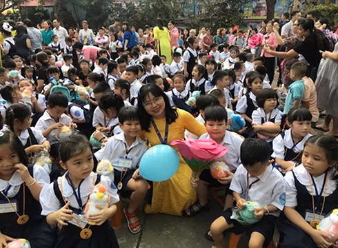 Học sinh và cô giáo trong ngày khai giảng năm học mới (ảnh minh họa: P.L)