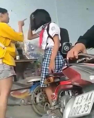 Hình ảnh nữ sinh trường Vĩnh Lộc B đánh nhau (ảnh: Cộng tác viên) Hình ảnh nữ sinh trường Vĩnh Lộc B đánh nhau (ảnh: Cộng tác viên)