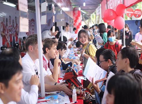 Giảng viên nước ngoài của HIU tư vấn ngành học của trường (Ảnh: HIU)