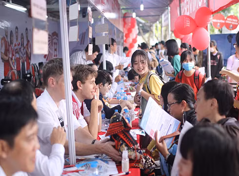 Giảng viên nước ngoài của HIU tư vấn ngành học của trường (Ảnh: HIU)