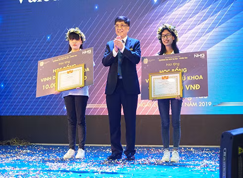 Thầy Hiệu trưởng Trường BVU trao học bổng cho các tân sinh viên mùa trước (ảnh: BVU) Thầy Hiệu trưởng Trường BVU trao học bổng cho các tân sinh viên mùa trước (ảnh: BVU)