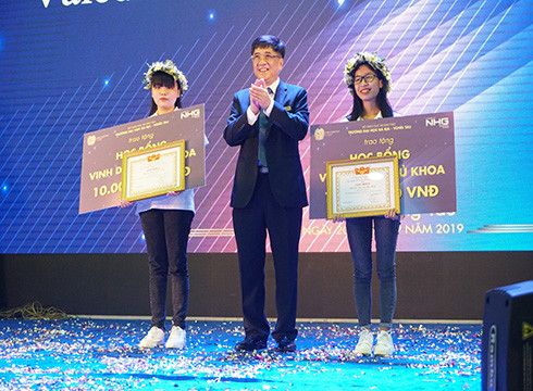 Thầy Hiệu trưởng Trường BVU trao học bổng cho các tân sinh viên mùa trước (ảnh: BVU) Thầy Hiệu trưởng Trường BVU trao học bổng cho các tân sinh viên mùa trước (ảnh: BVU)