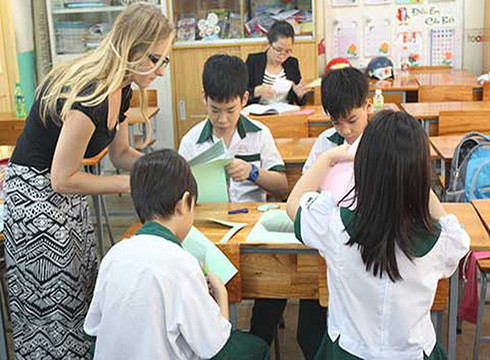 Giáo viên bản ngữ và học sinh trong giờ học chương trình Anh văn tích hợp (ảnh: plo.vn) Giáo viên bản ngữ và học sinh trong giờ học chương trình Anh văn tích hợp (ảnh: plo.vn)