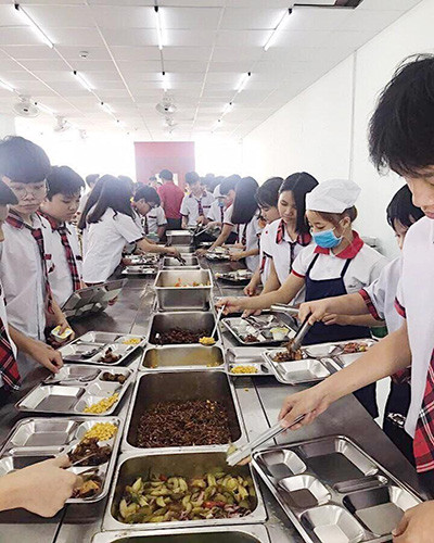 Học sinh trường Nam Việt ăn buffet ở các bữa ăn (ảnh: CTV) Học sinh trường Nam Việt ăn buffet ở các bữa ăn (ảnh: CTV)