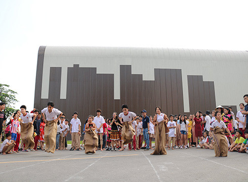 Học sinh tại IEC Quảng Ngãi trải nghiệm ngày hội xuân yêu thương (ảnh: NHG) Học sinh tại IEC Quảng Ngãi trải nghiệm ngày hội xuân yêu thương (ảnh: NHG)