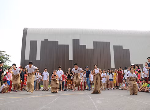 Học sinh tại IEC Quảng Ngãi trải nghiệm ngày hội xuân yêu thương (ảnh: NHG)