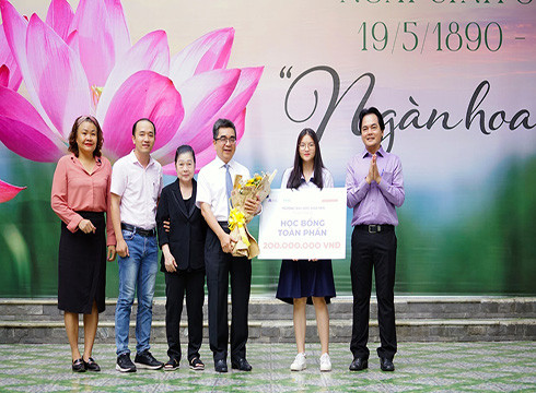 Đoàn Trương Ngọc Nhi nhận học bổng toàn phần trị giá 200 triệu đồng (ảnh: HSU) Đoàn Trương Ngọc Nhi nhận học bổng toàn phần trị giá 200 triệu đồng (ảnh: HSU)