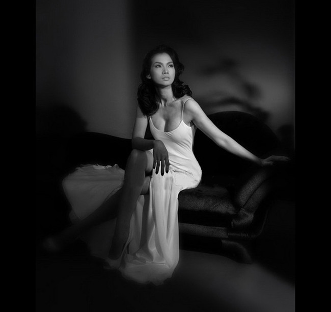 Sự trở lại của Anh Thư sau một thời gian dài vắng bóng trong showbiz mang dấu ấn thời trang rất ấn tượng. Cô thường xuyên diện những chiếc váy khoét eo táo bạo, để có thể khoe được vòng eo nhỏ nhắn chỉ với 58 cm Sự trở lại của Anh Thư sau một thời gian dài vắng bóng trong showbiz mang dấu ấn thời trang rất ấn tượng. Cô thường xuyên diện những chiếc váy khoét eo táo bạo, để có thể khoe được vòng eo nhỏ nhắn chỉ với 58 cm