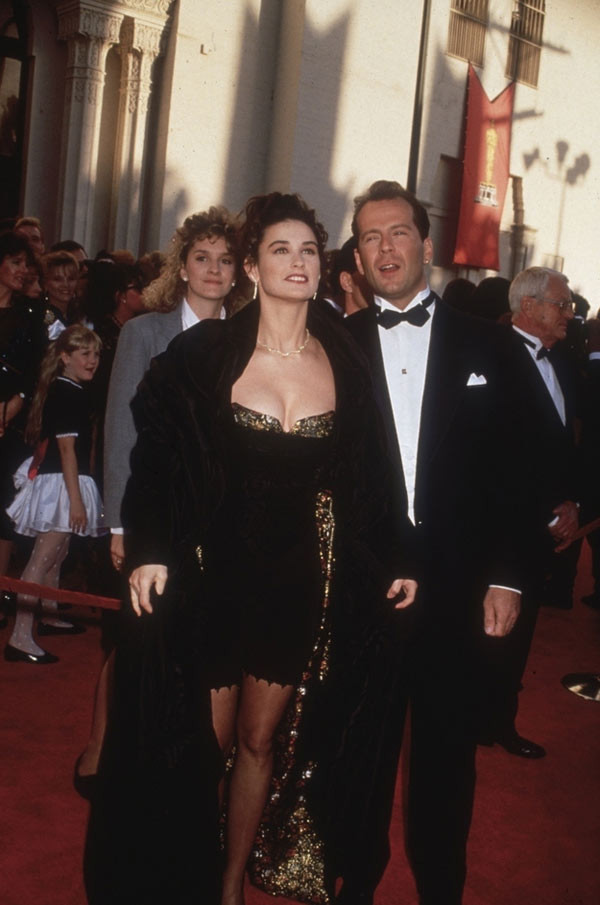 Demi Moore chẳng khác gì những cô đào trong quán rượu khi xuất hiện trên thảm đỏ vào năm 1989.