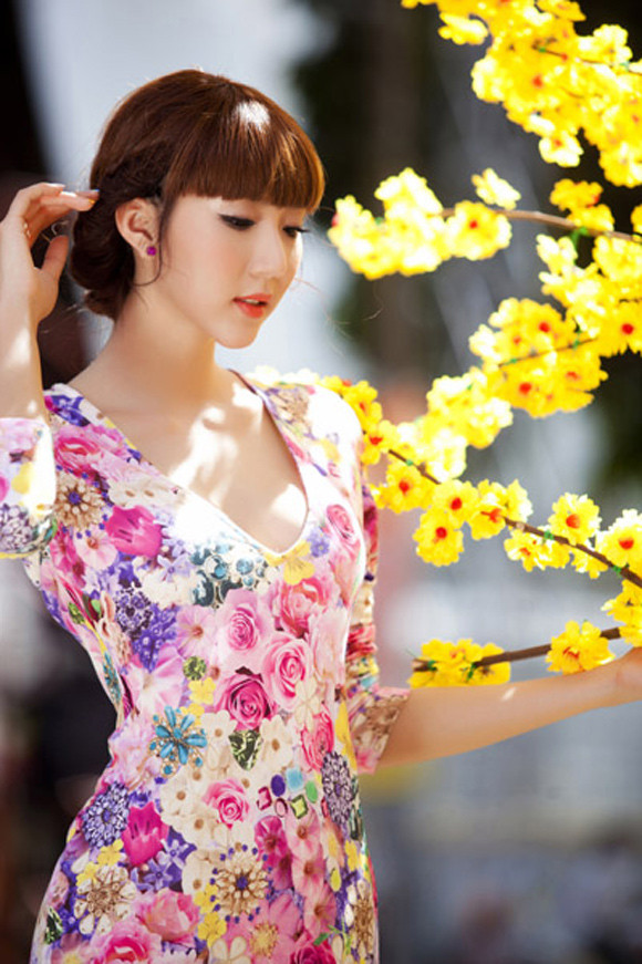 Người mẫu Ngọc Quyên và những chiếc váy ôm sát thân, khoe 3 vòng gợi cảm. Kiểu tóc tết vấn cao giúp cô thêm phần sang rọng. Người mẫu Ngọc Quyên và những chiếc váy ôm sát thân, khoe 3 vòng gợi cảm. Kiểu tóc tết vấn cao giúp cô thêm phần sang rọng.