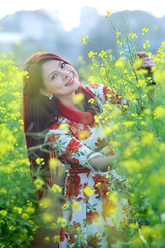 Ca sĩ Thanh Thảo tươi tắn với váy hoa đỏ trong chuyến du xuân tại Hà Nội. Ca sĩ Thanh Thảo tươi tắn với váy hoa đỏ trong chuyến du xuân tại Hà Nội.