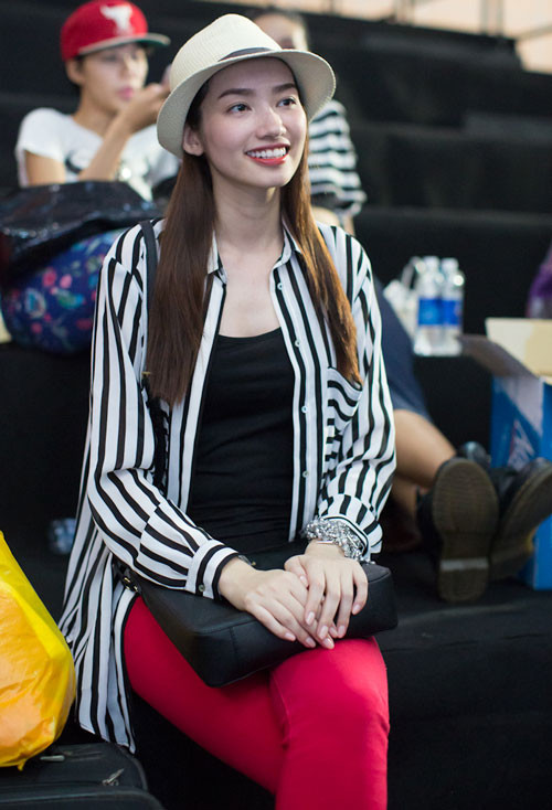 Trúc Diễm mộc mạc với áo sơ mi sọc