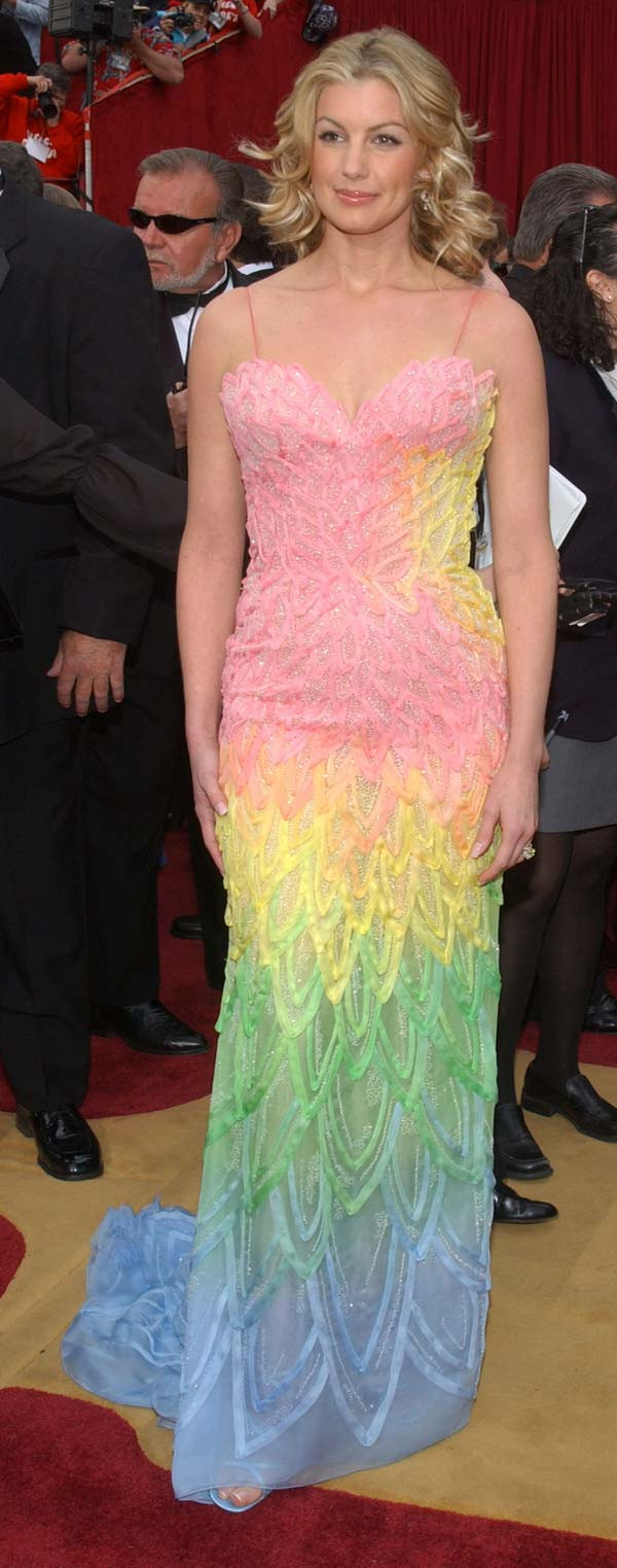 Danh ca Faith Hill nổi bật với váy bảy sắc cầu vồng (2001).