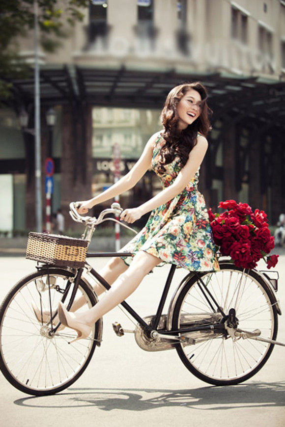 Hoa hậu Thu Thảo diện váy hoa sắc màu "phiêu" cùng xe đạp. Hoa hậu Thu Thảo diện váy hoa sắc màu "phiêu" cùng xe đạp.