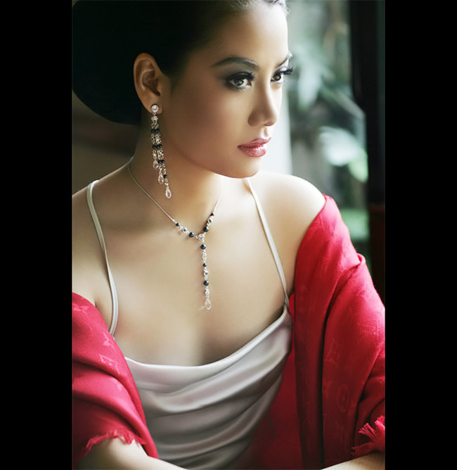 Vẫn một gương mặt hút hồn, rất có chiều sâu. Trương Ngọc Ánh khi đi bên cạnh đức lang quân và cô con gái mình lại càng trở nên hấp dẫn đến lạ kì. Một vẻ đẹp hạnh phúc và viên mãn của người vợ, người mẹ chính là sức hút ẩn sâu bên trong đôi mắt của nữ diễn viên bước sang tuổi 30. Vẫn một gương mặt hút hồn, rất có chiều sâu. Trương Ngọc Ánh khi đi bên cạnh đức lang quân và cô con gái mình lại càng trở nên hấp dẫn đến lạ kì. Một vẻ đẹp hạnh phúc và viên mãn của người vợ, người mẹ chính là sức hút ẩn sâu bên trong đôi mắt của nữ diễn viên bước sang tuổi 30.