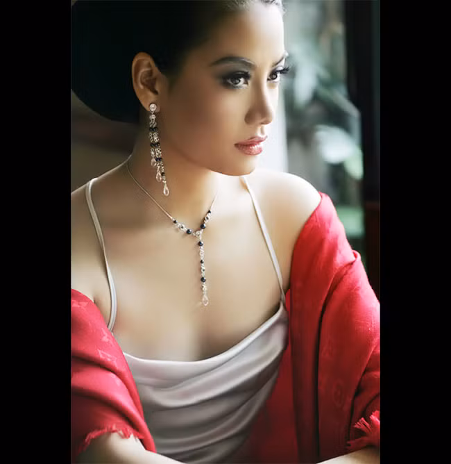 Vẫn một gương mặt hút hồn, rất có chiều sâu. Trương Ngọc Ánh khi đi bên cạnh đức lang quân và cô con gái mình lại càng trở nên hấp dẫn đến lạ kì. Một vẻ đẹp hạnh phúc và viên mãn của người vợ, người mẹ chính là sức hút ẩn sâu bên trong đôi mắt của nữ diễn viên bước sang tuổi 30. Vẫn một gương mặt hút hồn, rất có chiều sâu. Trương Ngọc Ánh khi đi bên cạnh đức lang quân và cô con gái mình lại càng trở nên hấp dẫn đến lạ kì. Một vẻ đẹp hạnh phúc và viên mãn của người vợ, người mẹ chính là sức hút ẩn sâu bên trong đôi mắt của nữ diễn viên bước sang tuổi 30.