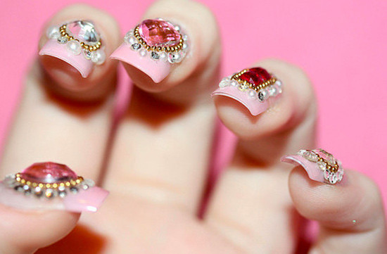 Nail đính đá long lanh sẽ khiến chẳng cô nàng nào có thể chối từ.