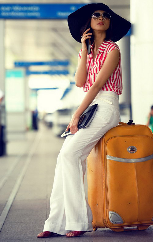 Ngô Thanh Vân phong cách với áo sơ mi sọc hồng