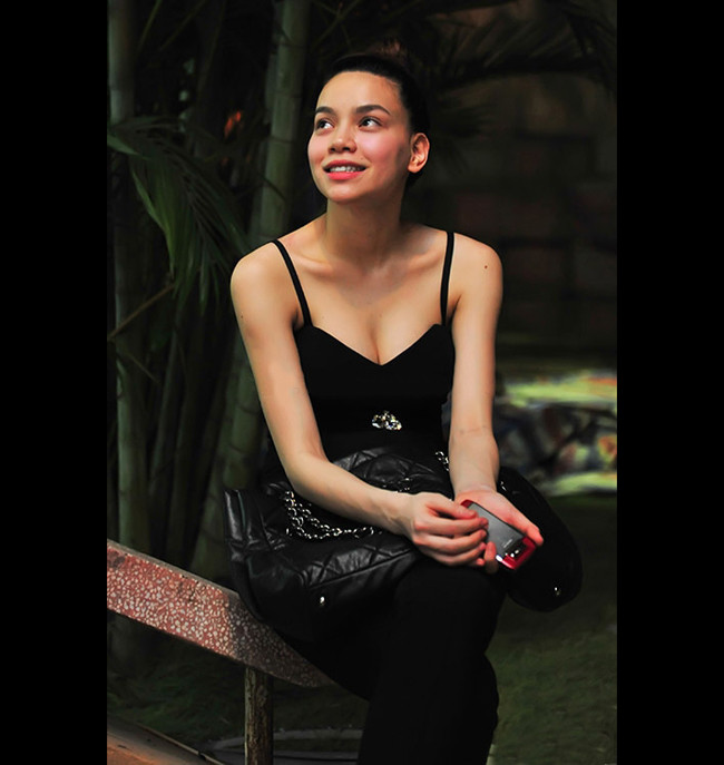 Mặc dù đã mắc phải những tin đồn trước khi sinh con, nhưng Hà Hồ vẫn vượt qua bằng ý chí và nghị lực, sự động viên của bạn bè và những người thân. Và kết quả của mầm yêu thương với Quốc Cường Gia Lai, cô đã hạ sinh con trai đầu lòng. Xuất hiện trở lại đầy bất ngờ với một vóc dáng thanh mảnh, eo thon đến ngỡ ngàng trong một vài chương trình âm nhạc, từ thiện gần đây đã khiến không ít người suýt xoa cho vẻ đẹp 'đáng ghen tị' của Hồ Ngọc Hà. Mặc dù đã mắc phải những tin đồn trước khi sinh con, nhưng Hà Hồ vẫn vượt qua bằng ý chí và nghị lực, sự động viên của bạn bè và những người thân. Và kết quả của mầm yêu thương với Quốc Cường Gia Lai, cô đã hạ sinh con trai đầu lòng. Xuất hiện trở lại đầy bất ngờ với một vóc dáng thanh mảnh, eo thon đến ngỡ ngàng trong một vài chương trình âm nhạc, từ thiện gần đây đã khiến không ít người suýt xoa cho vẻ đẹp 'đáng ghen tị' của Hồ Ngọc Hà.