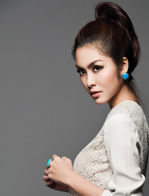 Tăng Thanh Hà cũng trang điểm rất tự nhiên, không quá màu mè. Cô cũng là người rất ít khi thay đổi kiểu tóc và màu tóc của mình, chủ yếu vẫn là mái tóc suôn thẳng dịu dàng và khi lại xoăn lọn to quyến rũ. Tăng Thanh Hà cũng trang điểm rất tự nhiên, không quá màu mè. Cô cũng là người rất ít khi thay đổi kiểu tóc và màu tóc của mình, chủ yếu vẫn là mái tóc suôn thẳng dịu dàng và khi lại xoăn lọn to quyến rũ.