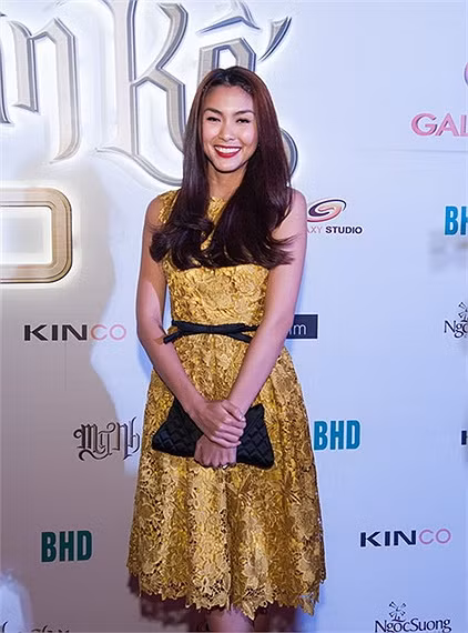 Mới đây, trong buổi ra mắt phim 'Mỹ nhân kế', Hà Tăng xuất hiện cùng một chiếc váy ren vàng tuyệt đẹp