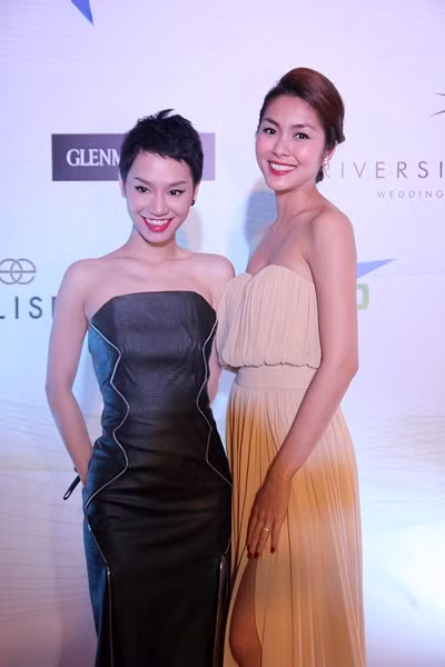 Nụ cười rực sáng ngày nào cũng cô giờ có phần gượng gạo hơn