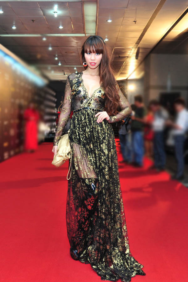 Siêu mẫu Hà Anh gợi cảm quá mức trong bộ váy mỏng manh...