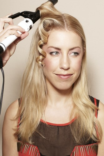 Rẽ ngôi giữa hoặc ngôi lệch. Bắt đầu dùng máy uốn để làm xoăn. Rẽ ngôi giữa hoặc ngôi lệch. Bắt đầu dùng máy uốn để làm xoăn.