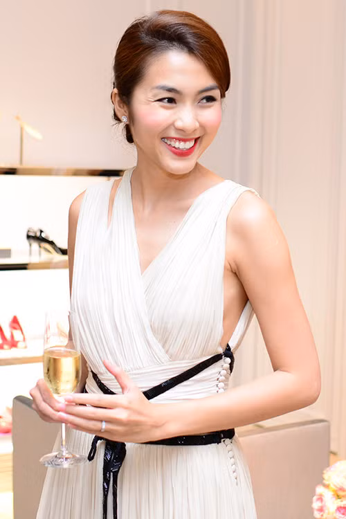 Nụ cười rạng ngời đầy sức sống ngày nào đã nhạt nhòa hơn, thay vào đó là thân hình 'cò hương' và những vết nhăn rõ nét ở đuôi mắt