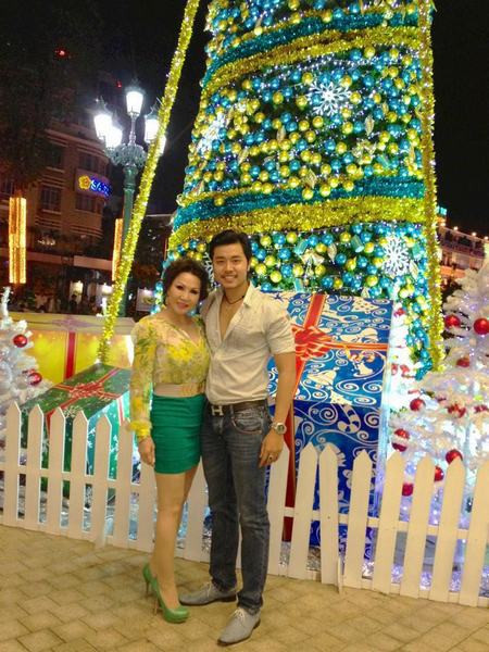 Chiếc đầm màu xanh được chị lựa chọn kết hợp tông xuyệt tông với đôi giày cao gót