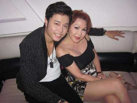 Thúy Hoàng gây chú ý phong cách thời trang lấp ló vòng 1 khủng