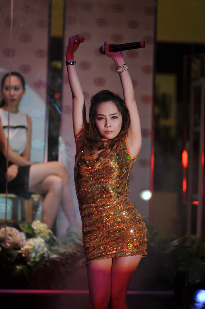 Nhìn trang phục ăn mặc, cùng màn biểu diễn sôi động, nhiều người liên tưởng đến Hoàng Thùy Linh.